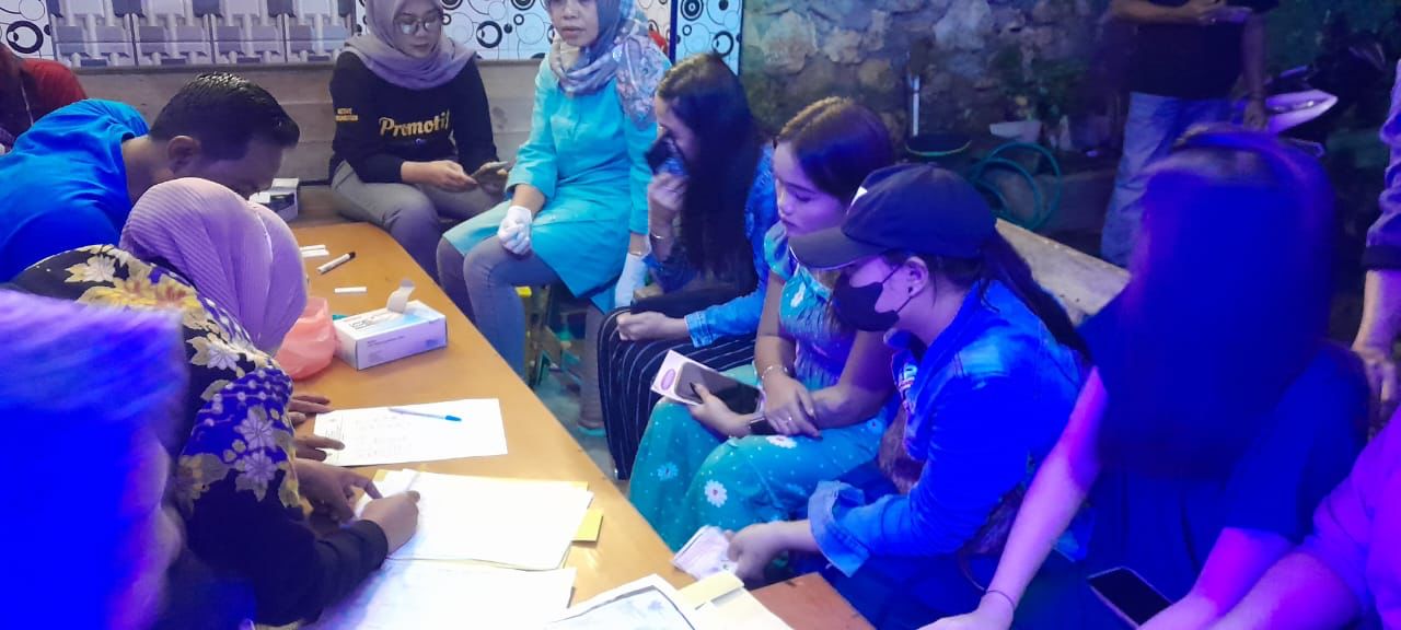 RAZIA: Petugas Dinkes Blora lakukan sidak di tempat hiburan malam pada Februari lalu. (IST/RADAR BLORA)