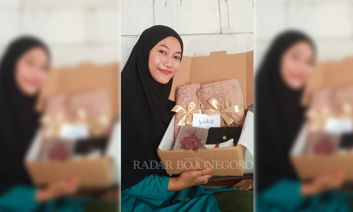ULET: Rahayu Lestari Putri menunjukkan salah satu produknya. (DEWI SAFITRI/RADAR BOJONEGORO)