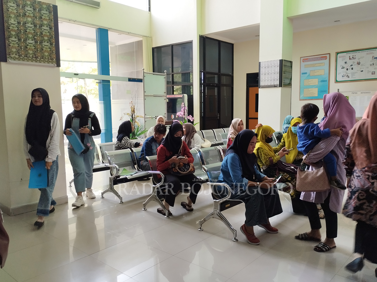 ANTRE: Calon penerima beasiswa sedang antre pemberkasan di kantor dinas pendidikan Selasa (5/3).  (HAKAM ALGHIFARI/RADAR BOJONEGORO)