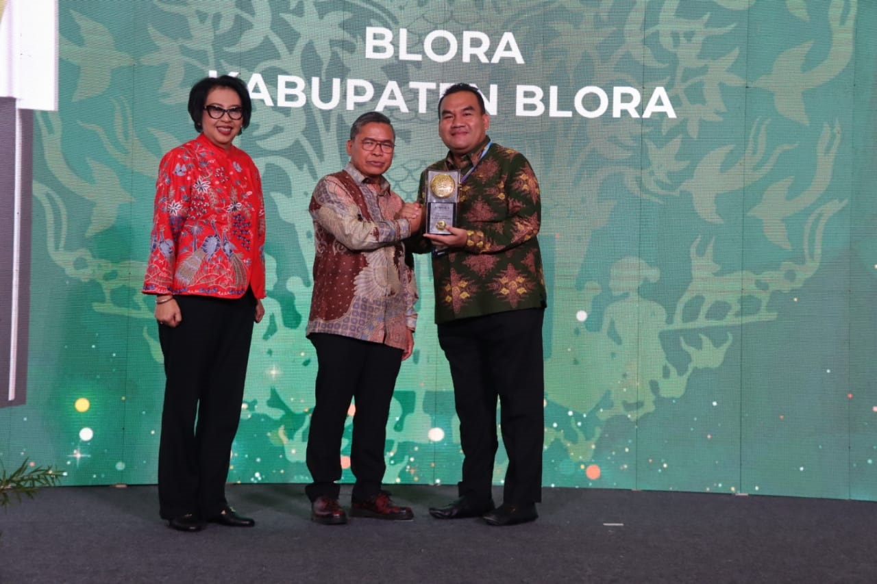 PRESTASI: Bupati Blora Arief Rohman terima langsung penghargaan Adipura  dari Wamen LHK Drs. Alue Dohong, M.Sc, Ph.D. (IST/RADAR BLORA)