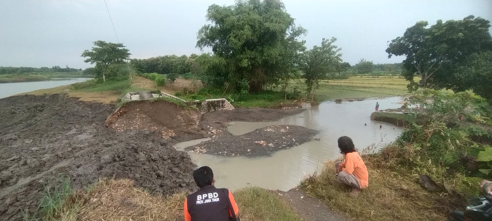Tanggul Waduk Tirta Agung Desa Prancis, Kecamatan Padangan, Kabupaten Bojonegoro Jebol.