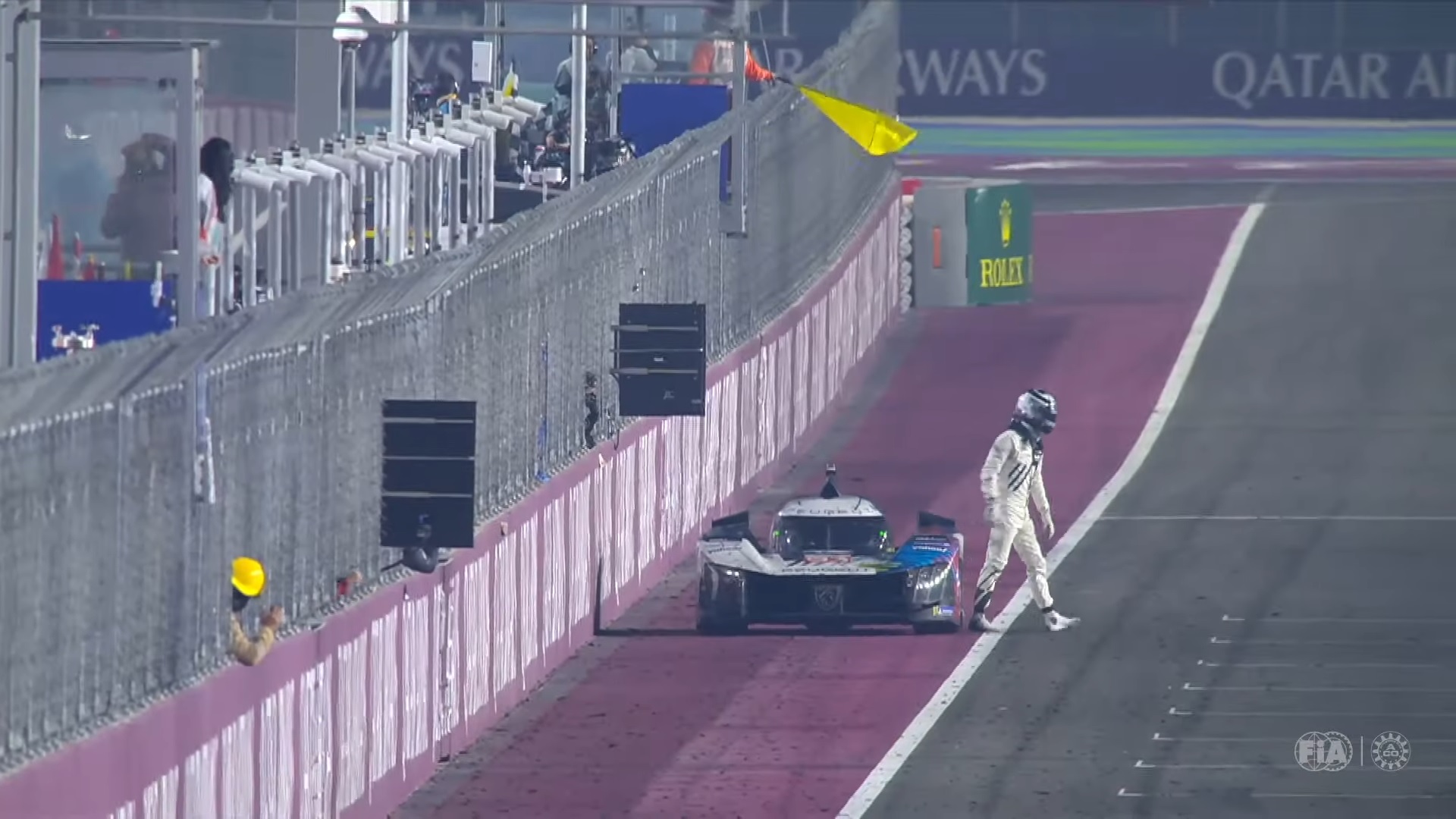 Pembalap Peugoet TotalEnergies Jean-Eric Vergne melangkah keluar dari Peugeot 9X8 tunggangannya setelah kehabisan bensin dan melintas finish menggunakan tenaga baterai darurat. (Dok. FIA/ACO)
