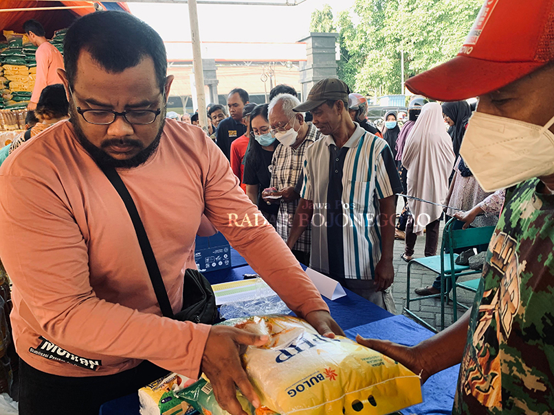 ANTREAN SEMBAKO: Ratusan warga rela antre mengular di bawah terik matahari demi membeli sembako murah di Blok T turut Kecamatan Blora Kota kemarin (6/3). (RAHUL OSCARRA DUTA/RADAR BLORA)