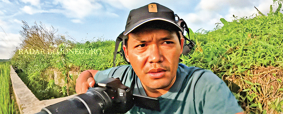 ABADIKAN MOMEN: Sucipto mengabadikan momen satwa dengan kameranya. (DHANI WAHYU ALFIANSYAH/RADAR BOJONEGORO)