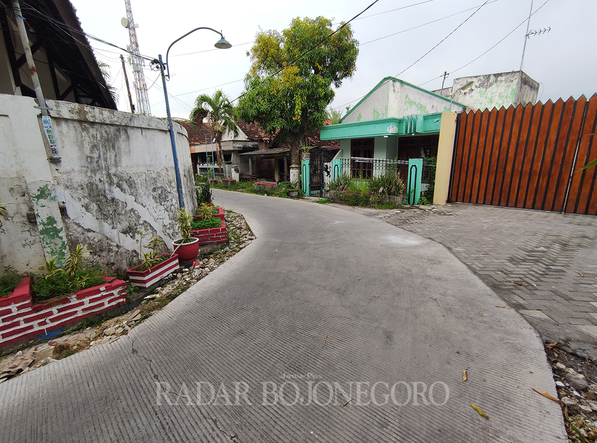 BERTAHAP: Tahun ini jumlah jalan lingkungan yang diperbaiki lebih banyak dibandingkan tahun lalu. (ANJAR DWI PRADIPTA/RDR.LMG)