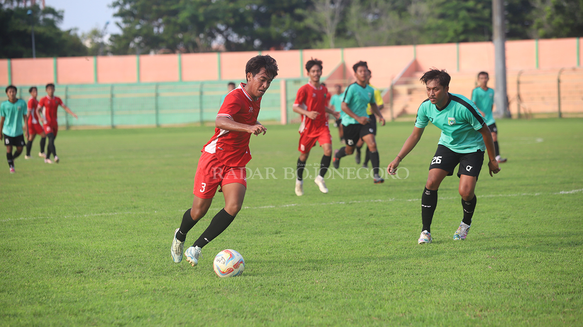UJI COBA: PemaIn menjalani uji coba melawan Persikoba Kota Batu di Stadion Letjen Soedirman Rabu (6/3). (YUAN EDO/RADAR BOJONEGORO)