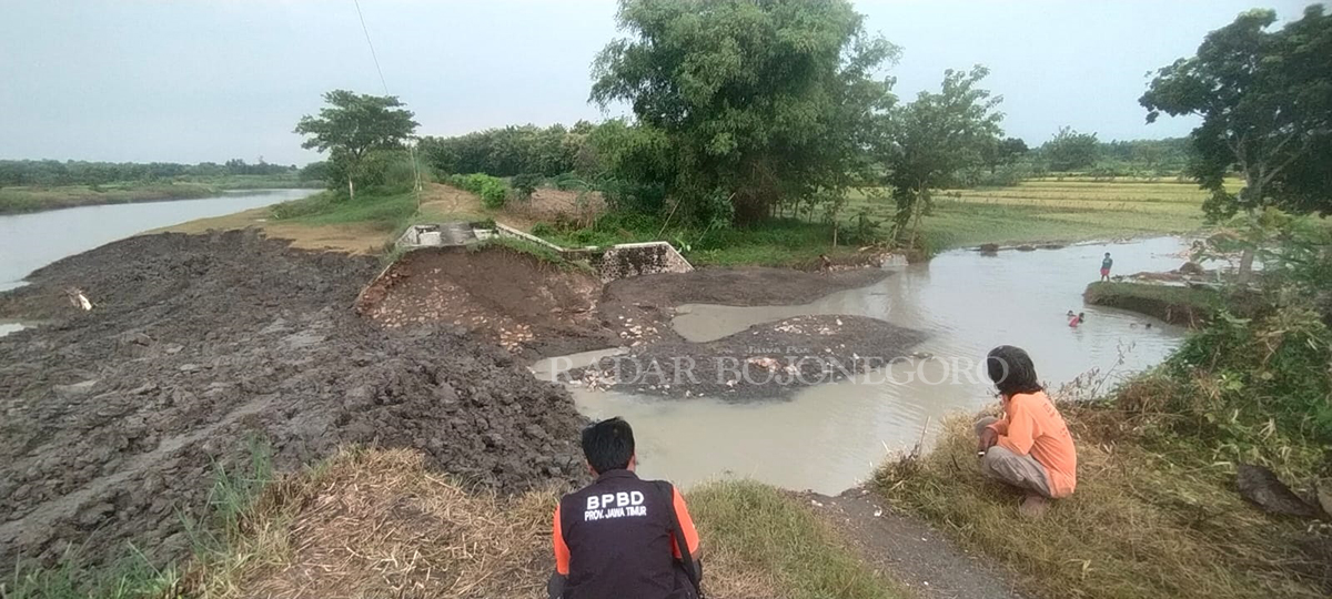TERGERUS AIR: Jalan di Desa Prangi menuju Desa Tebon, Kecamatan Padangan ini putus karena tergerus banjir.  (DHANI WAHYU ALFIANSYAH/RADAR BOJONEGORO)