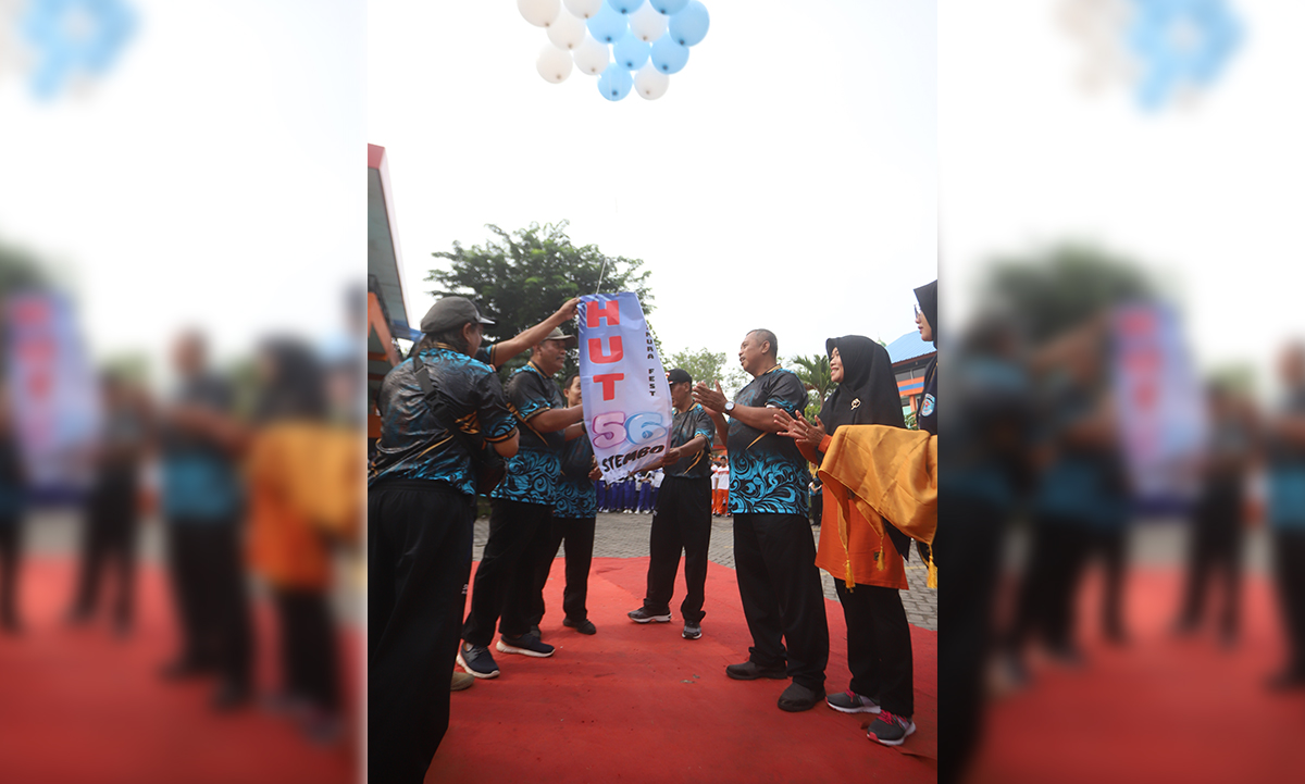 MERIAH: Prosesi pelepasan balon sebagai tanda pembukaan HUT ke-56 SMKN 2 Bojonegoro (IST/RADAR BOJONEGORO)