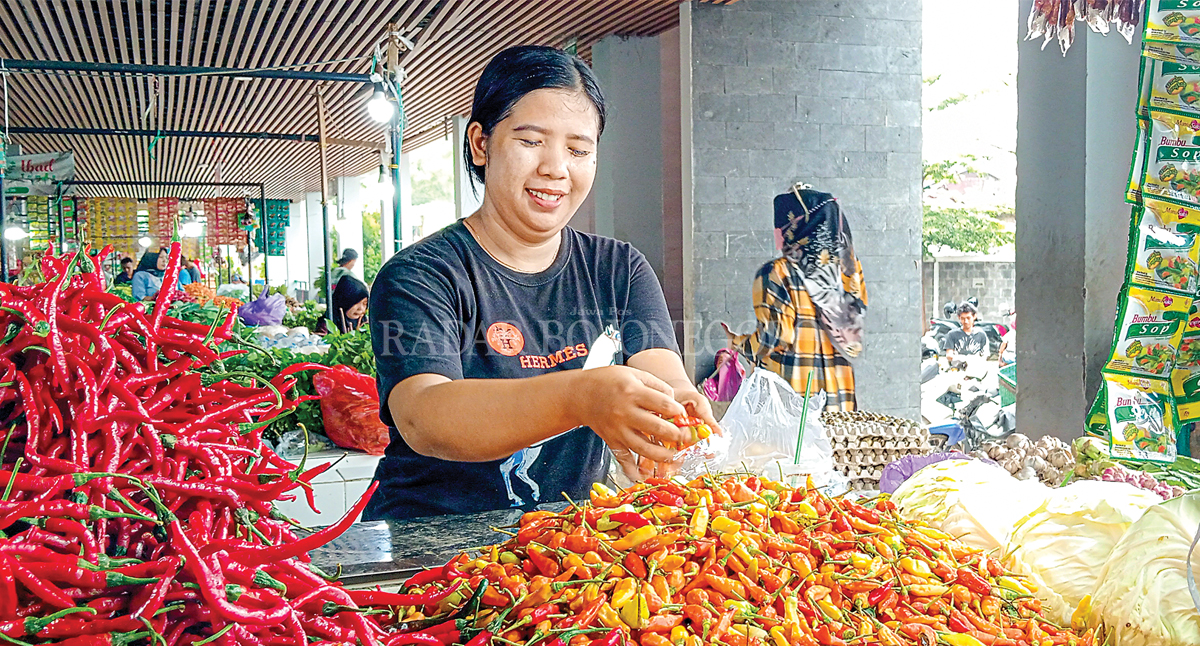 HARGA NAIK: Harga kebutuhan pokok serta bumbu dapur menjelang Ramadan ini merangkak naik. Seperti harga di Pasar Wisata ini.(YANA DWI KURNIAWATI/RDR.BJN)