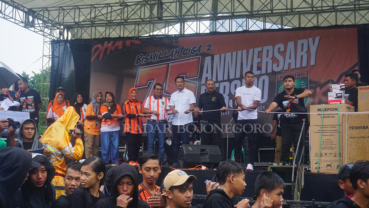 MENUJU LIGA 2: Peringatan Ultah Persibo ke-75 di alun-alun berkomitmen naik level liga 2. (YUAN EDO/RADAR BOJONEGORO)