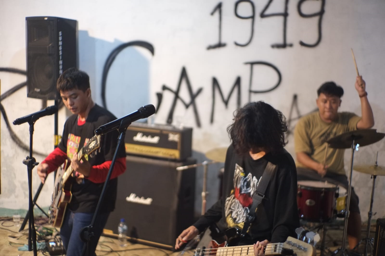 KAUM PEKERJA: Band Pos Punk Bubabu sedang memainkan musik tentang perjuangan kaum pekerja.  (ISTIMEWA/RADAR BOJONEGORO)
