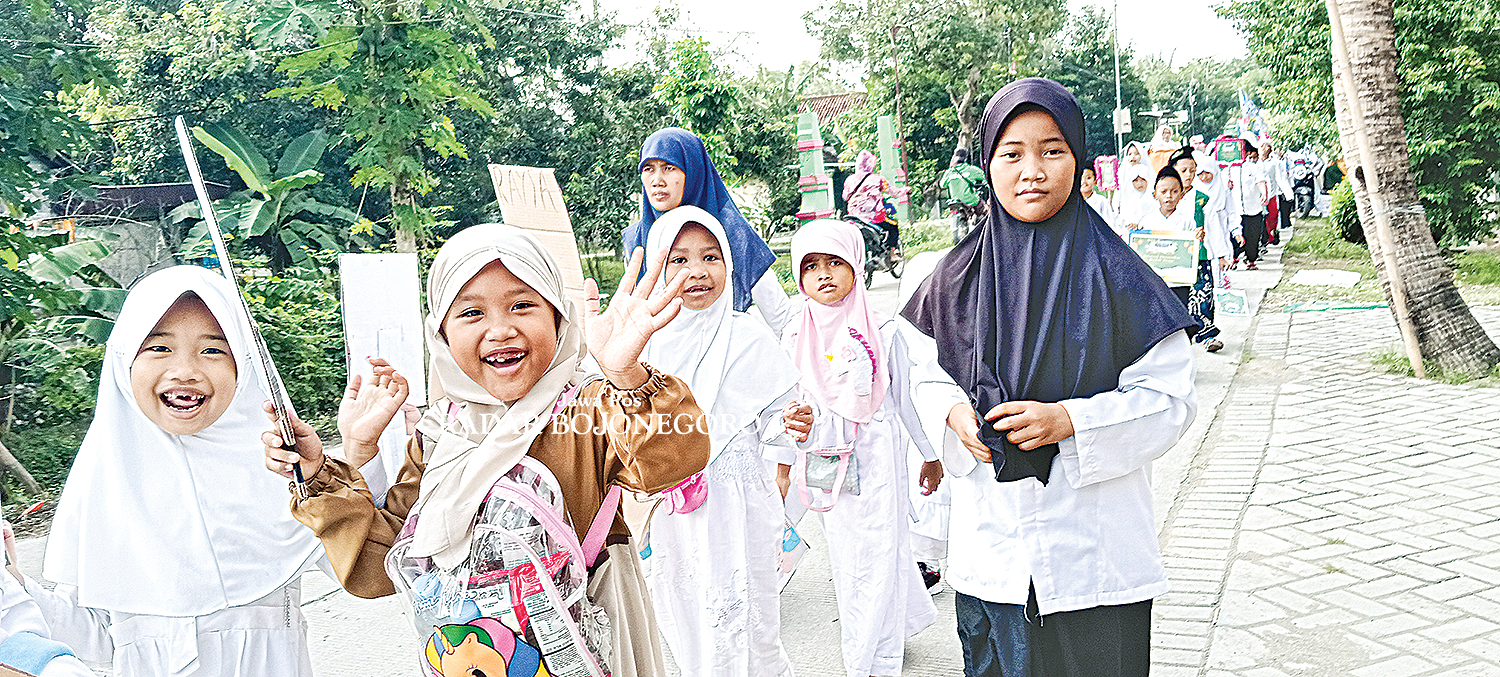SAMBUT RAMADAN: Keceriaan rombongan pawai taaruf RA, MI, dan MTs Hidayatul Athfal Desa Kalirejo Kecamatan, Bojonegoro Kota. (YANA DWI KURNIYA WATI/RADAR BOJONEGORO)