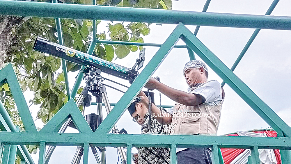 PEMANTAUAN: Tim Rukyatul Hilal dari Kemenag Bojonegoro melakukan pemantauaan hilal di Bukit Teksas Wonocolo, Minggu sore (10/3). (YUAN EDO RAMADHANA/RADAR BOJONEGORO)