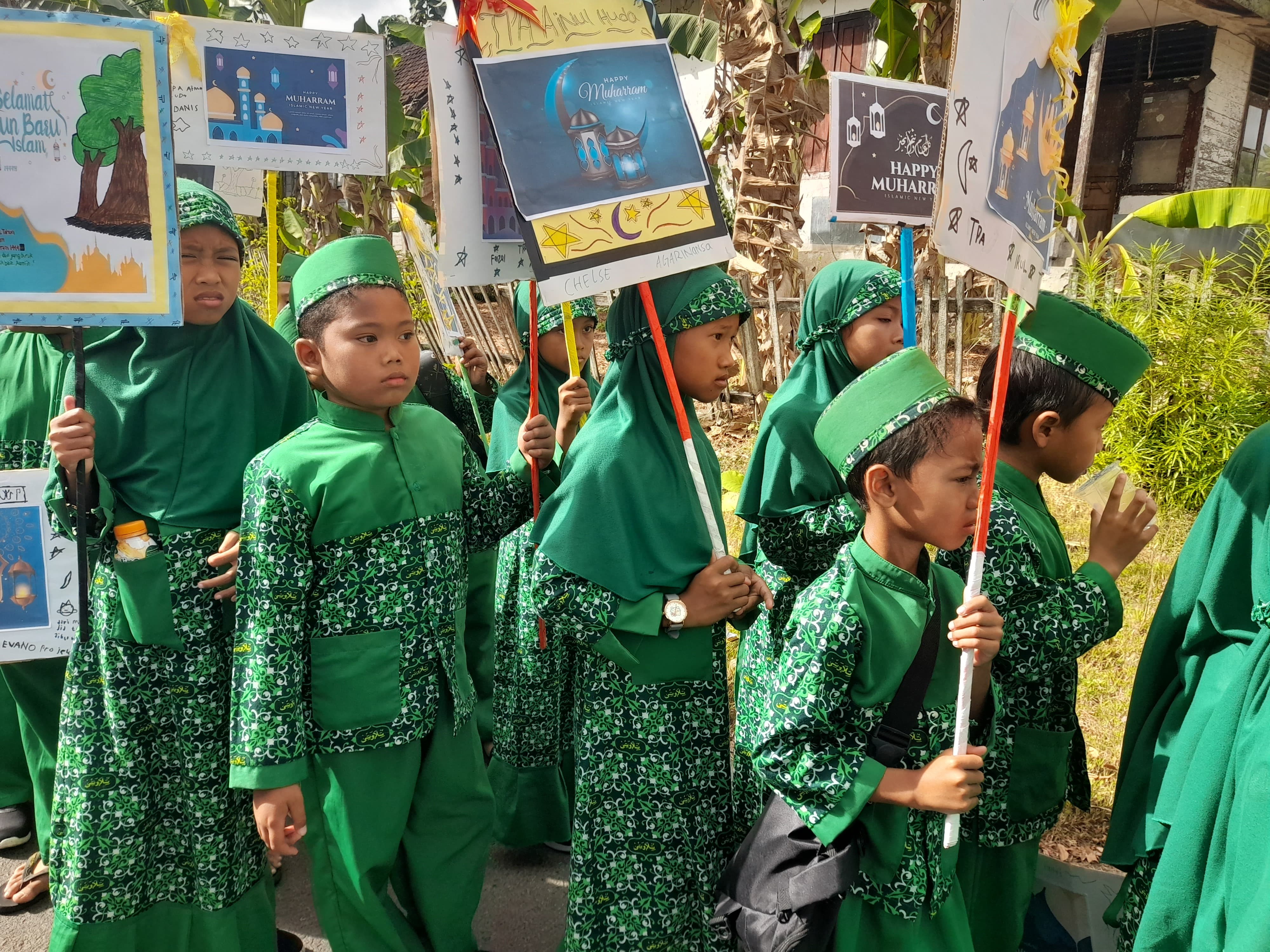 Anak-anak mengikuti parade hari besar islam di Bojonegoro.