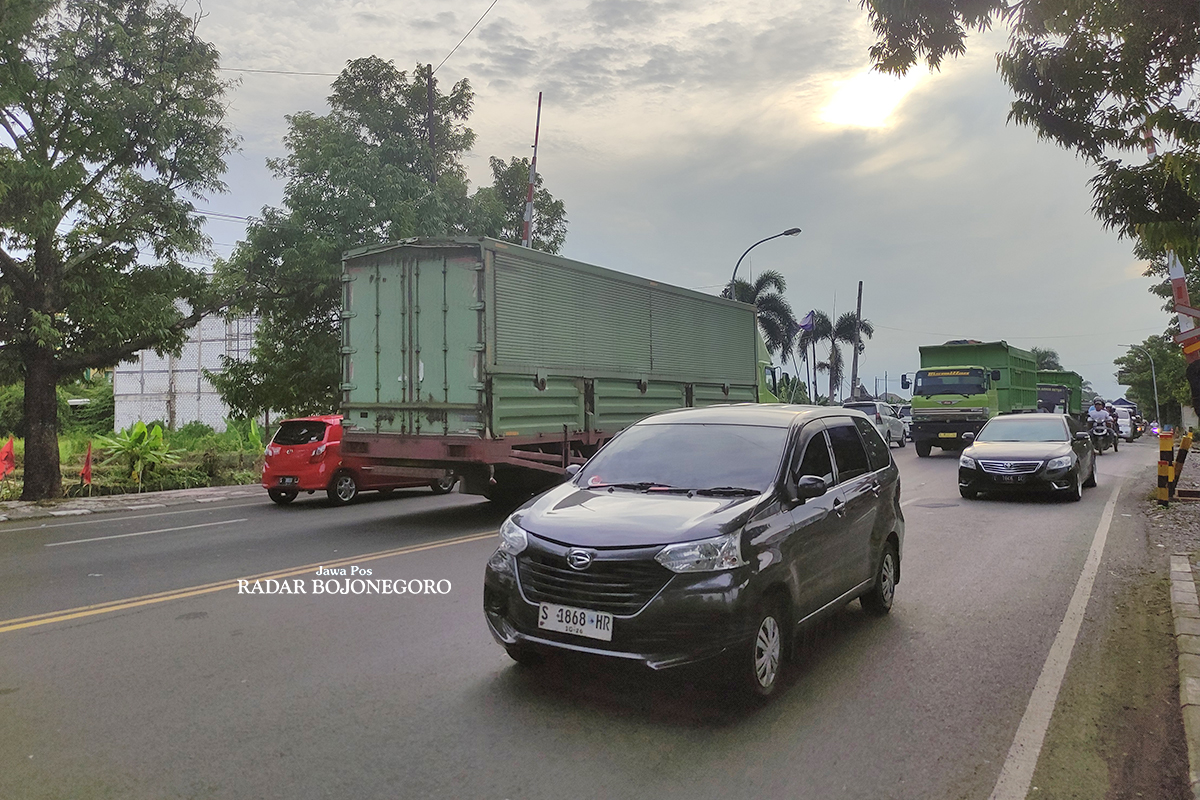 MENINGKAT: Terjadi peningkatan jumlah kendaraan yang melintas di jalan nasional Lamongan saat libur panjang akhir pekan ini.