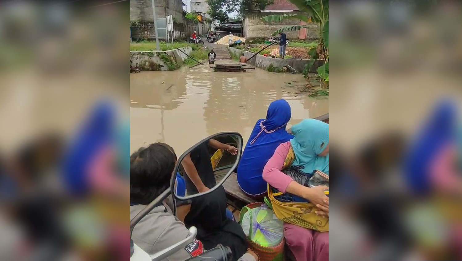 Debit Air Bengawan Solo naik, warga waspadai banjir.