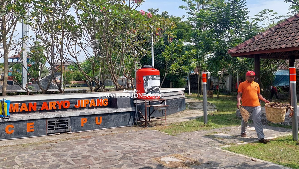 BERJASA: Petugas Kebersihan tampak sedang memberihkan Taman Aryo Jipang Kecamatan Cepu.