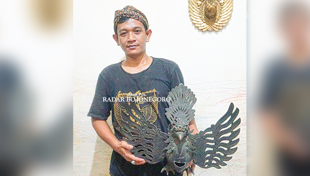 EDUKASI: Fatkhur Rahman pamerkan aneka koleksi Garuda yang di kediamannya turut Desa Ngumpakdalem, Kecamatan Dander.