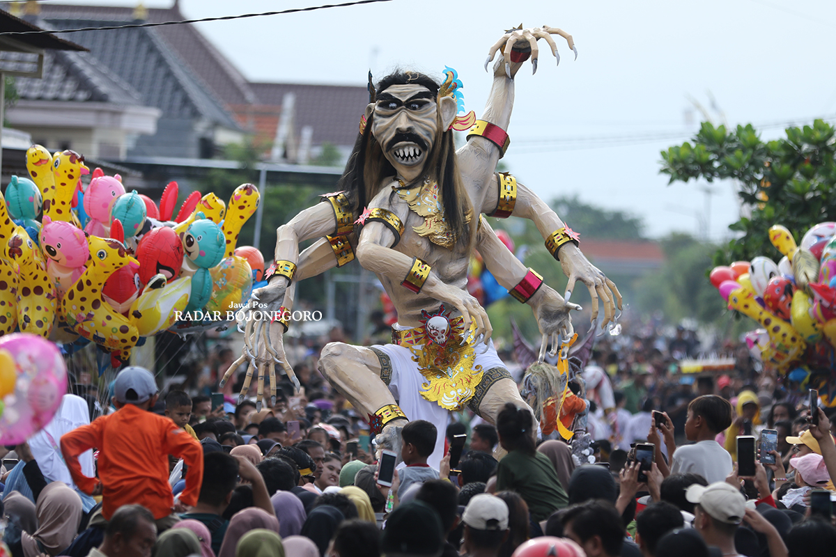 HIBURAN GRATIS: Pengunjung memadati Desa Balun, Kecamatan Turi untuk menyaksikan pawai ogoh-ogoh.