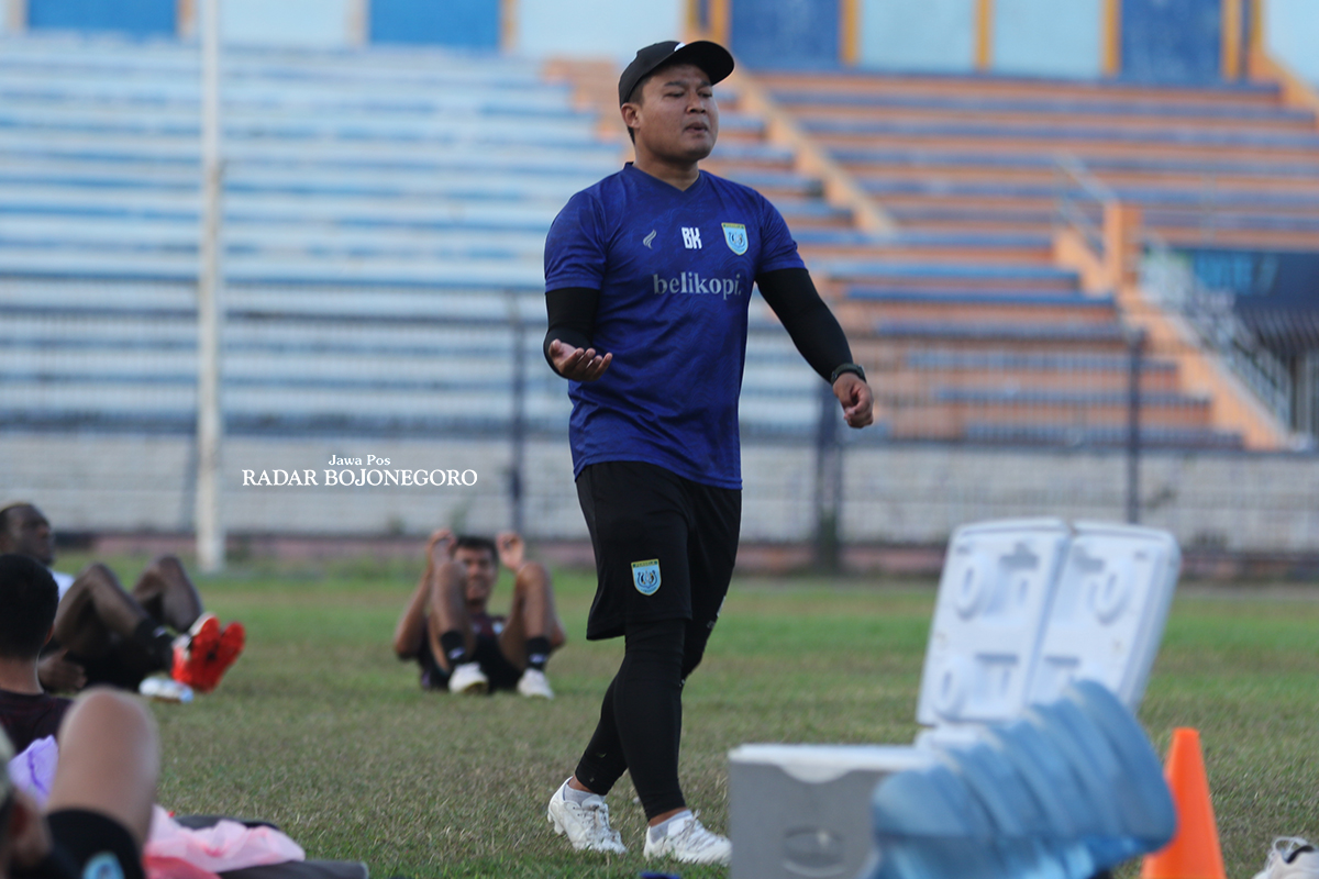 MENYESUAIKAN: Pelatih fisik harus mengambil kursus pelatih fisik lisensi A AFC, yang membuat Budi Kurnia bakal mengambil lisensi level 1 tersebut di Malaysia.