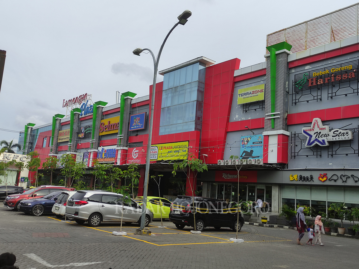 MASIH BERLAKU PAJAK LAMA: Tempat hiburan yang ada di Lamongan Plaza belum dikenai aturan pajak baru dari pemerintah pusat. (ANJAR DWI PRADIPTA/RDR.LMG)