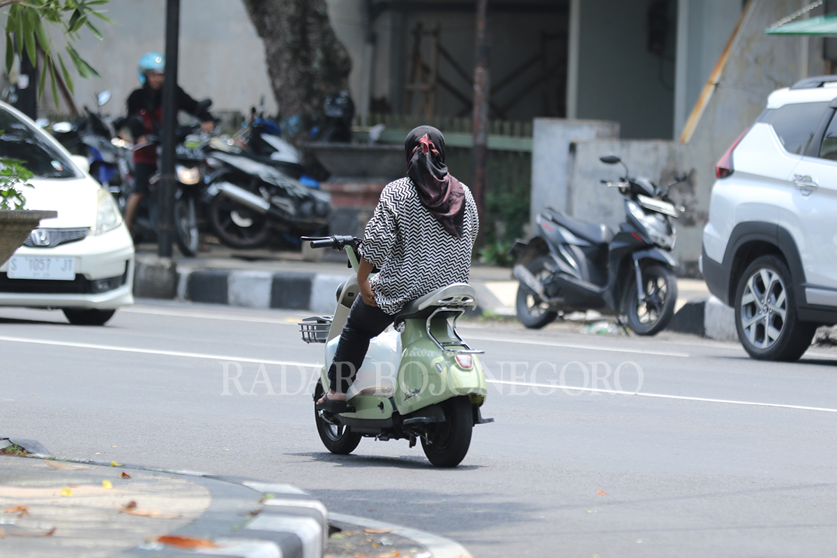 ABAIKAN SAFETY RIDING: Potret salah satu pengendara sepeda listrik yang melintas di Jalan Lamongrejo tanpa menggunakan helm. (ANJAR DWI PRADIPTA/RDR.LMG)