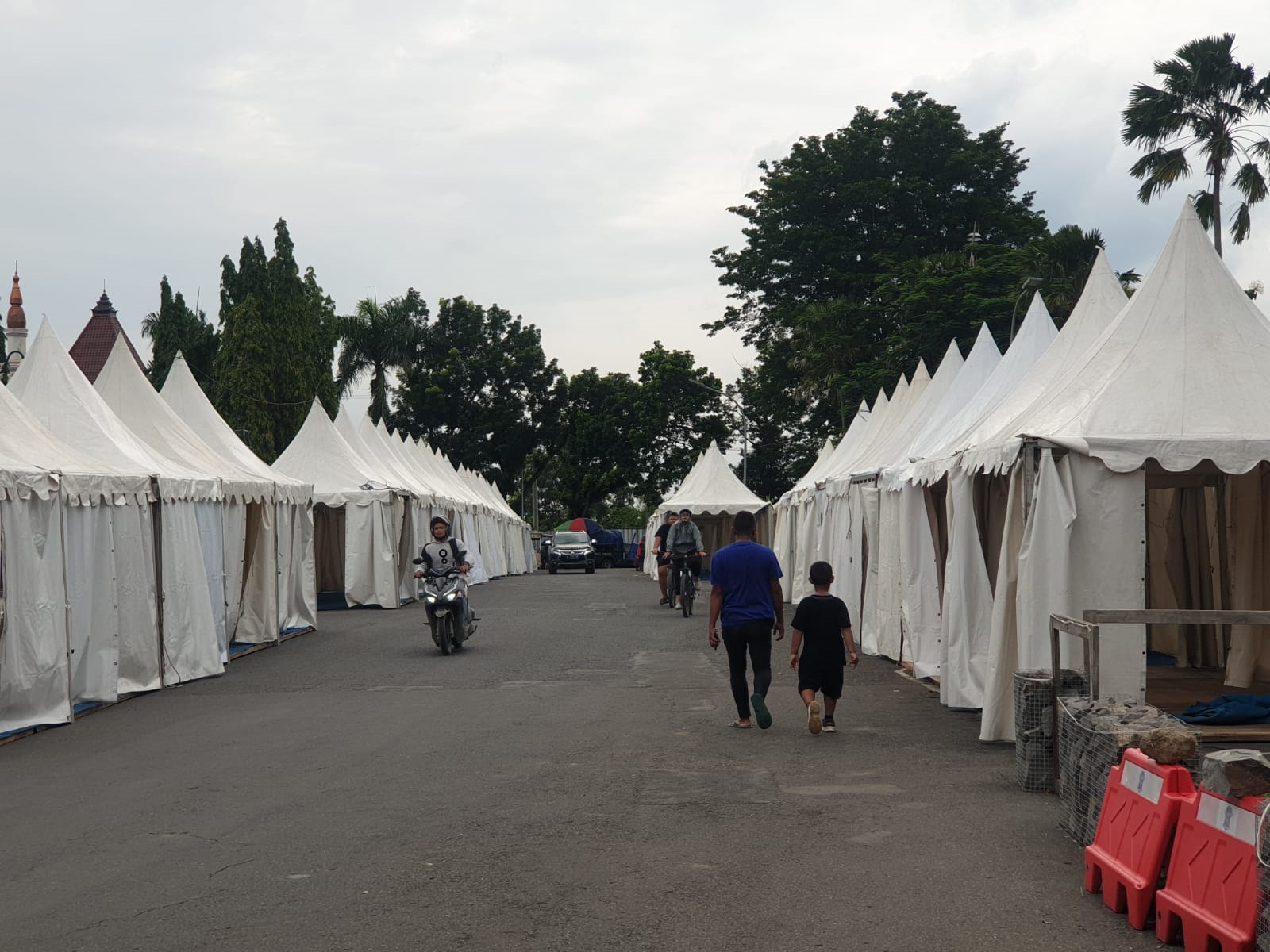 BERGELIAT: Pemkab Blora sediakan 46 stand bazar selama Ramadan di alun-alun. Sebanyak 92 pedagang bakal meramaikan bazar tersebut. (IST/RADAR BLORA)