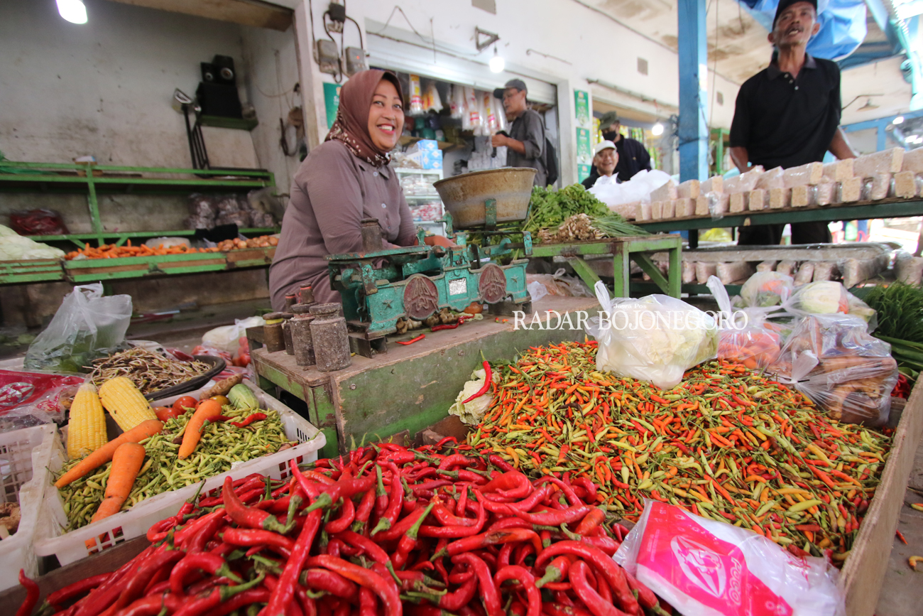 BELUM STABIL: Harga bumbu masak di sejumlah pasar tradisional harganya masih fluktuatif. Sedangkan harga beras masih relatif tinggi.