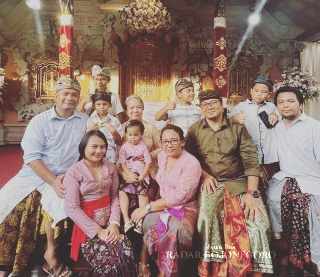 NYEPI DI BALI: Endah Sulistyorini, menjaga tradisi dengan menjalankan Nyepi di Bali bersama keluarga. Sebagian umat Hindu Bojonegoro tetap menjalankan Nyepi di rumah masing-masing. (IST/RADAR BOJONEGO