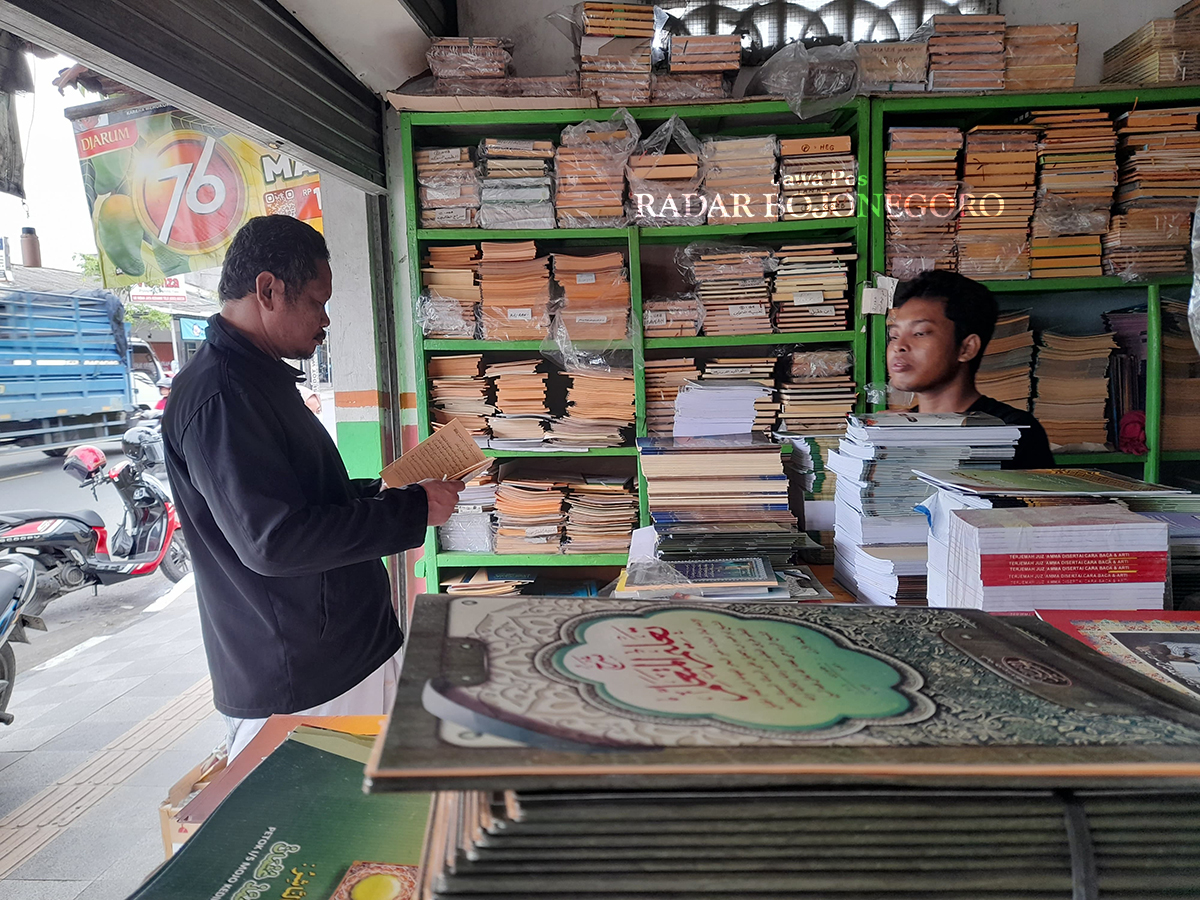 BERKAH RAMADAN: Toko kitab Bariklana Bojonegoro ini diburu santri untuk belanja kitab mengaji di Bulan Suci Ramadan.  (DEWI SAFITRI/RADAR BOJONEGORO)