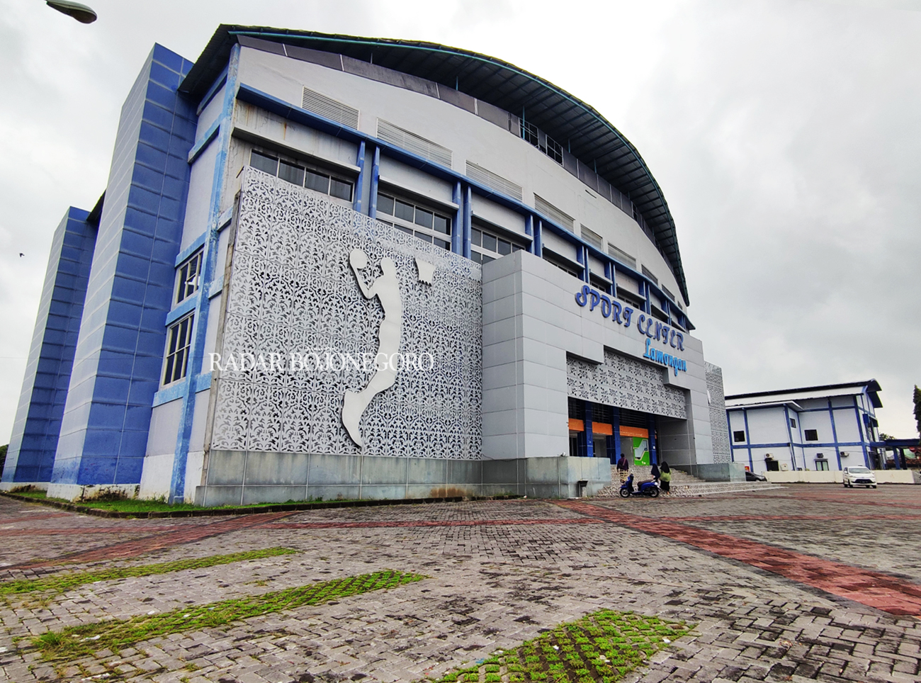 DIANGGARKAN PEMELIHARAAN: Gedung Sport Center Lamongan dinyatakan masih cukup baik.