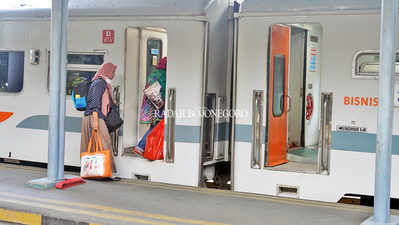 ANTUSIASME TINGGI: Sejumlah tiket mudik Lebaran yang disediakan sudah ludes terjual, yang membuat PT KAI menyiapkan tiga KA tambahan.