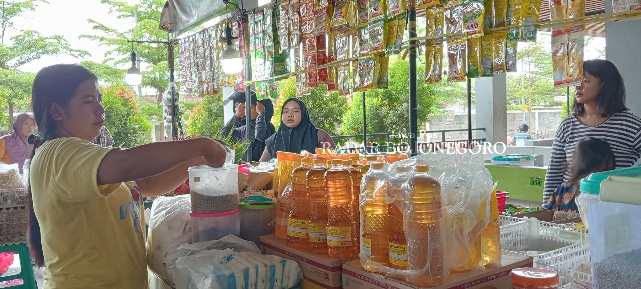 TREN NAIK: Minyak goreng di pasaran memasuki Ramadan ini mengalami kenaikan (YANA DWI KURNIYA/RADAR BOJONEGORO)
