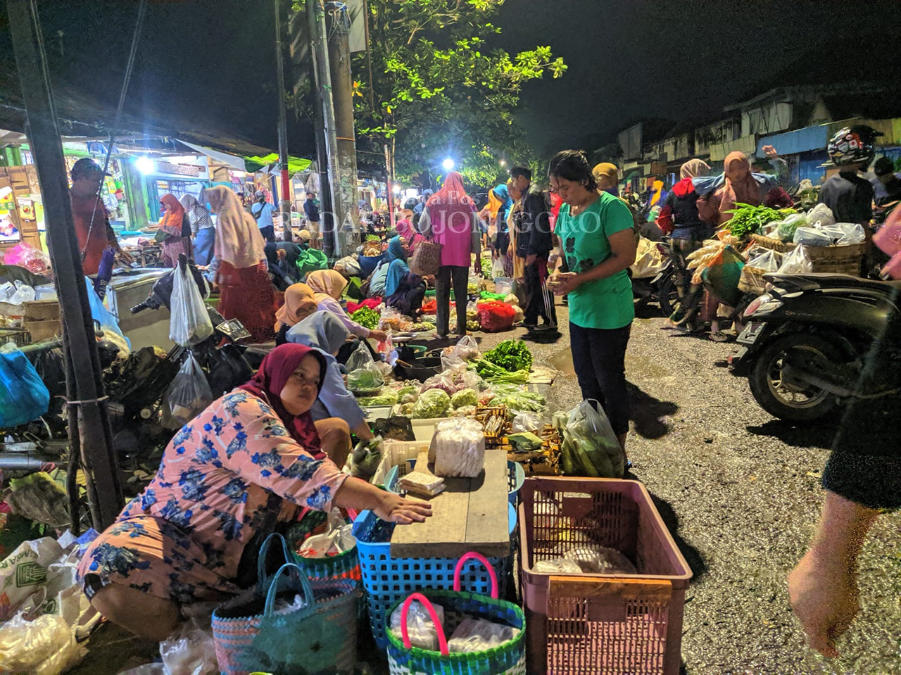 PASAR PAGI: Pedagang di Pasar Plaza Cepu selalu ramai saat pagi hari. Transaksi jual beli tampak menggeliat. (IST/RADAR BLORA)