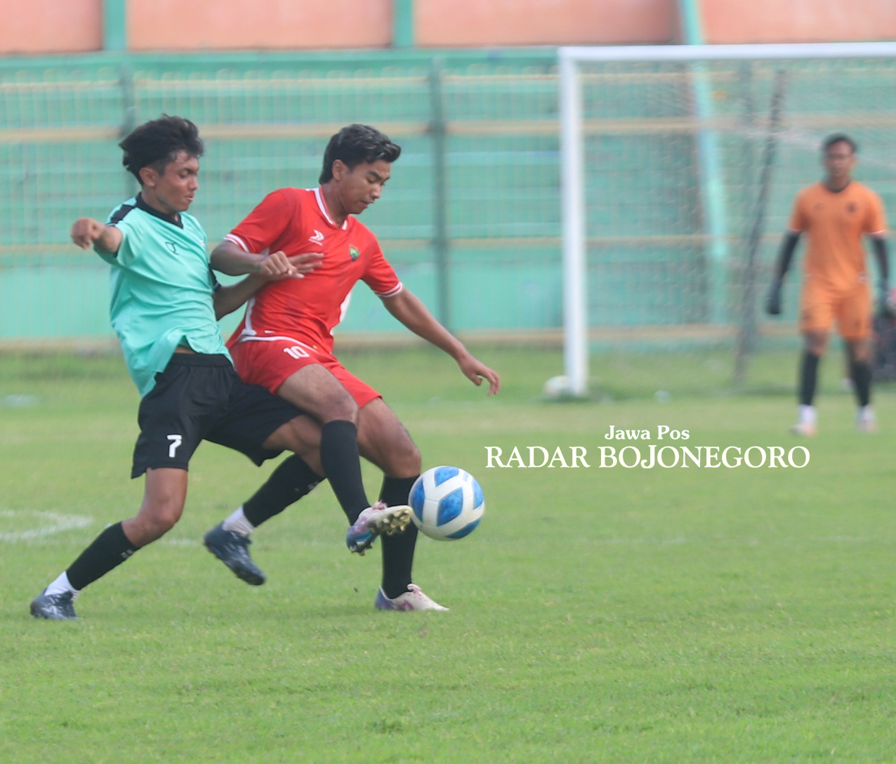 UJI COBA: Persibo saat uji coba melawan Persikoba Batu pekan lalu. Pekan depan bakal menghadapi Gresik United. (YUAN EDO/RADAR BOJONEGORO)