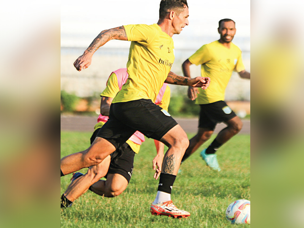 PRODUKTIF: Meski usianya tidak muda, tapi Silvio Escobar mampu mempersembahkan sejumlah gol untuk Persela musim lalu.