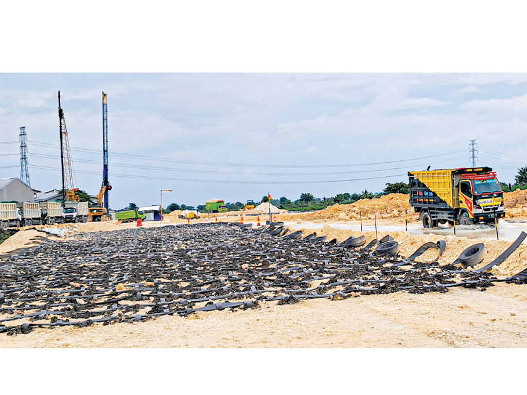 TERPENGARUH CUACA: Potret proyek jalan lingkar utara (JLU) yang terus dikebut pengerjaannya.