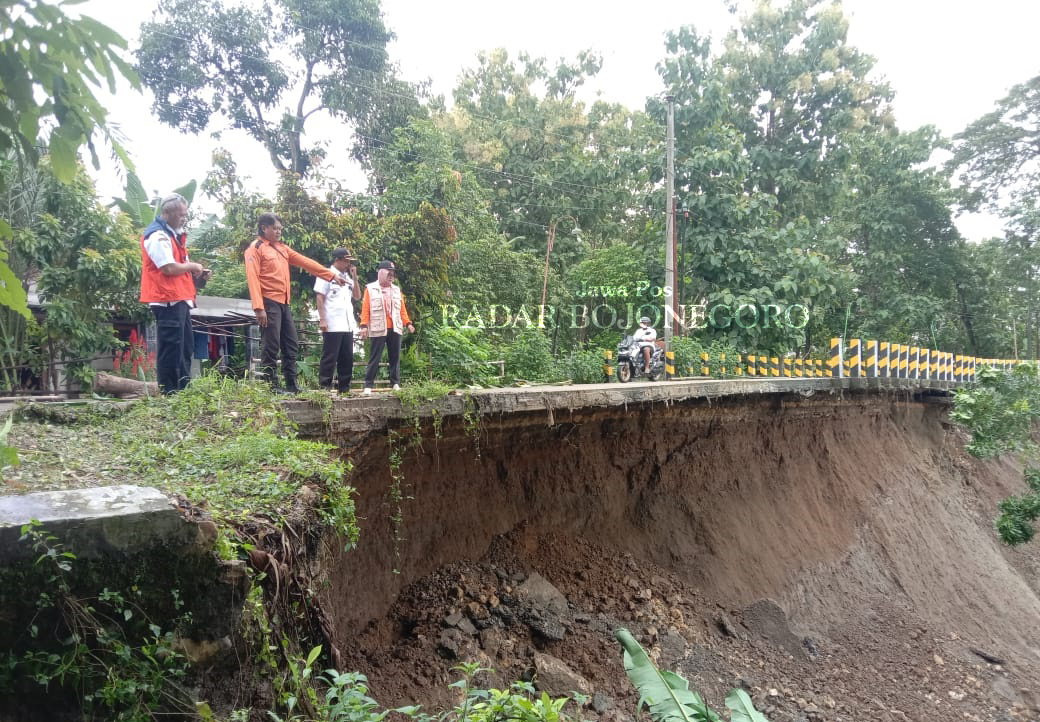 LONGSOR: Akses jalan antara Desa Gadon-Ngloram ditutup sementara akibat talud longsor terkikis air sungai Bengawan Solo. (IST/RADAR BLORA)