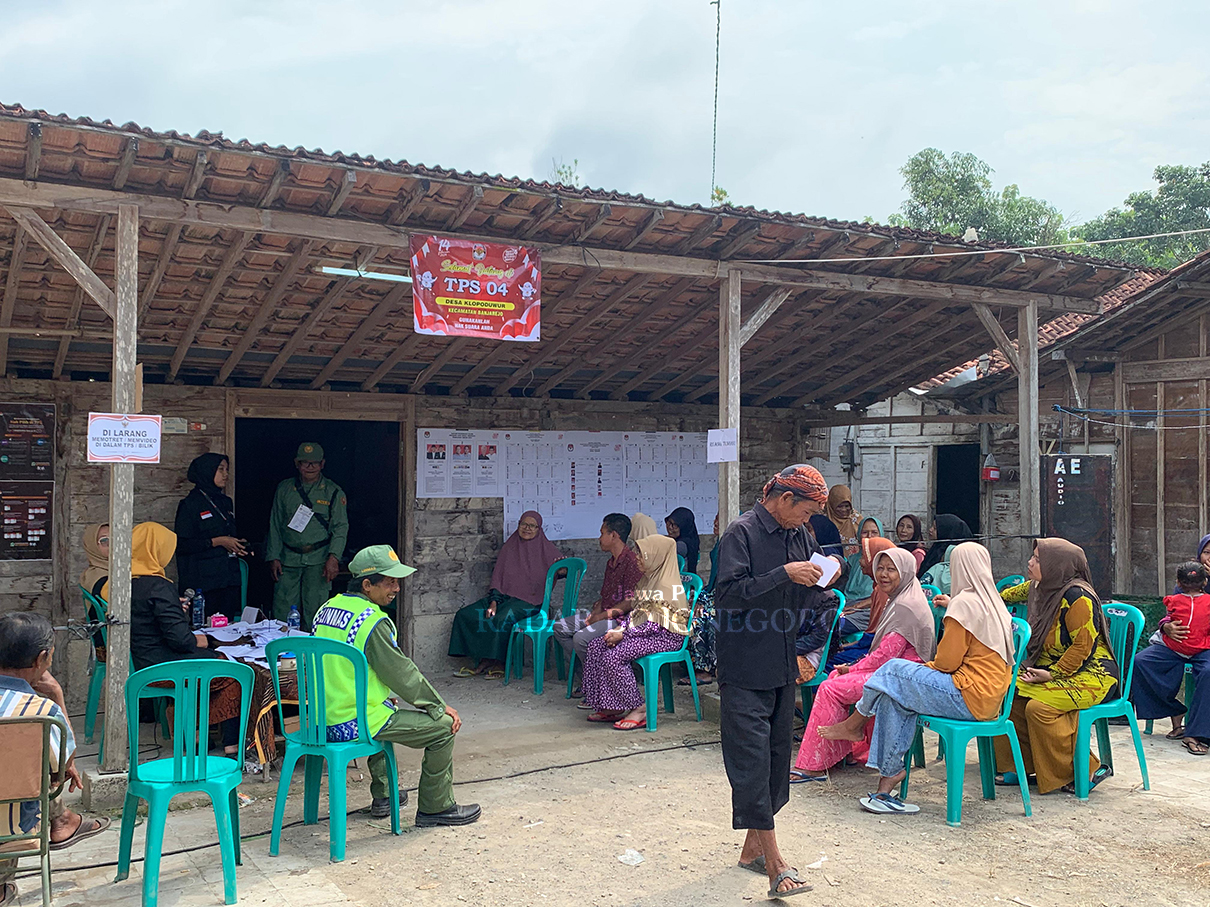 ANTUSIAS: Warga Desa Klopoduwur, Kecamatan Banjarejo tampak antusias menggunakan hak pilihnya pada Pemilu 2024. (RAHUL OSCARRA DUTA/RADAR BLORA)
