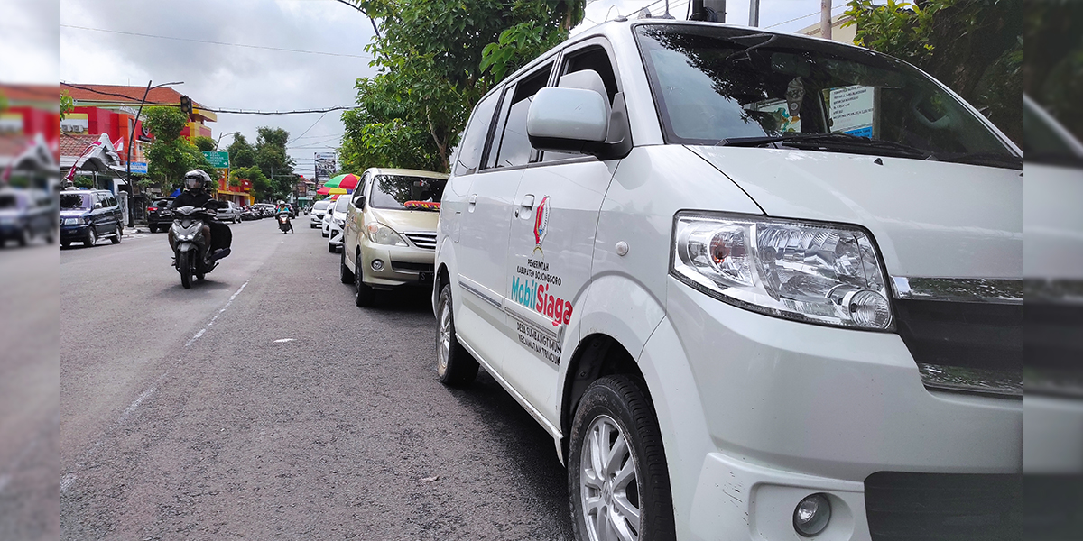 BELUM TETAPKAN TERSANGKA: Mobil siaga desa terparkir di tepi jalan, penyidik tak kunjung menetapkan tersangka kasus yang sudah naik penyidikan sejak Januari lalu.