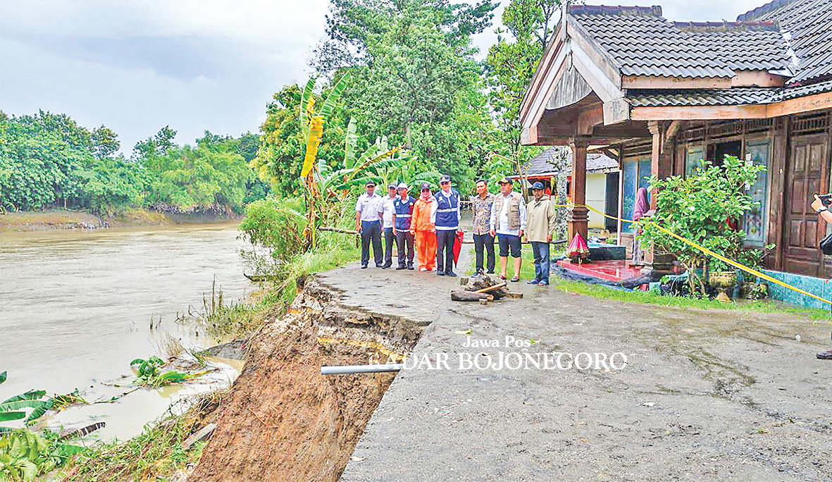 TINJAU LOKASI: Bupati Blora Arief Rohman bersama DPUPR dan BPBD Blora sedang meninjau lokasi longsor di Desa Gadon, Kecamatan Cepu kemarin (14/3).