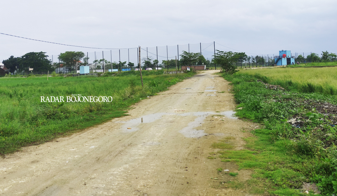 PEMADATAN LAGI: Akses jalan menuju lapangan Gajahmada bakal dilakukan pengurukan pedel keras.