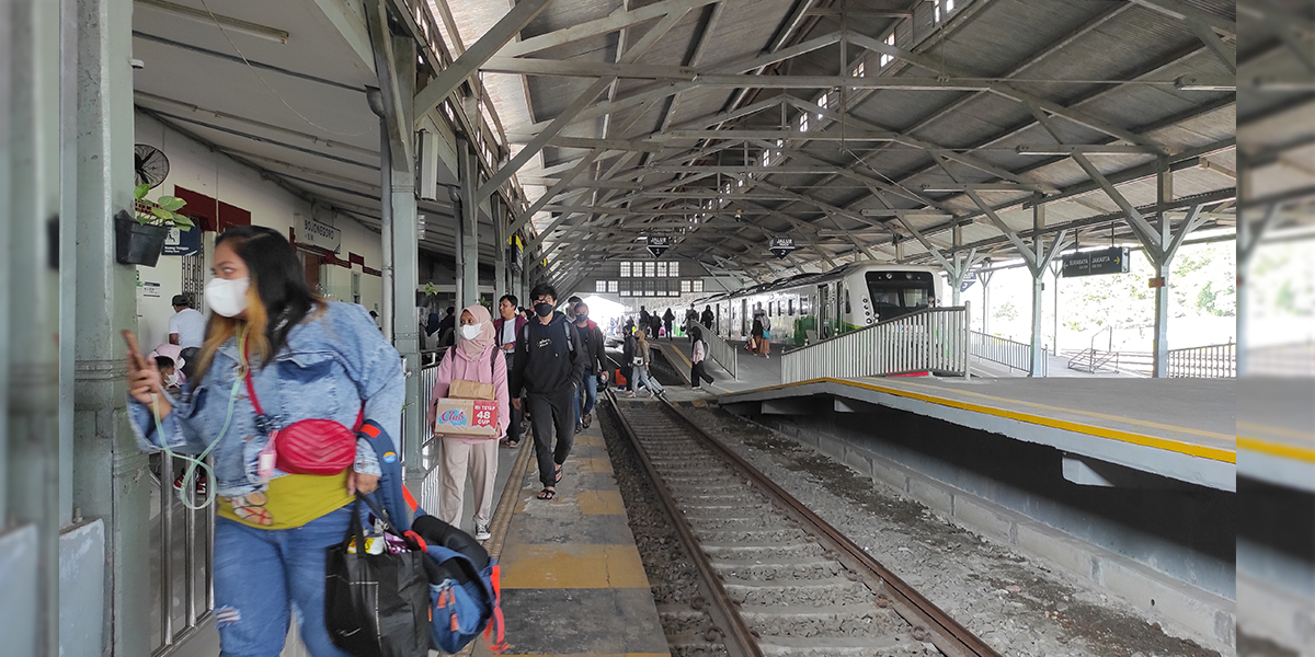 TURUN DI STASIUN: Penumpang KA turun di Stasiun Bojonegoro. Untuk perjalanan mudik lebaran mendatang, sebanyak 170 ribu tiket sudah ludes. PT KAI DAOP 8 bakal menambah 11 KA khusu lebaran.