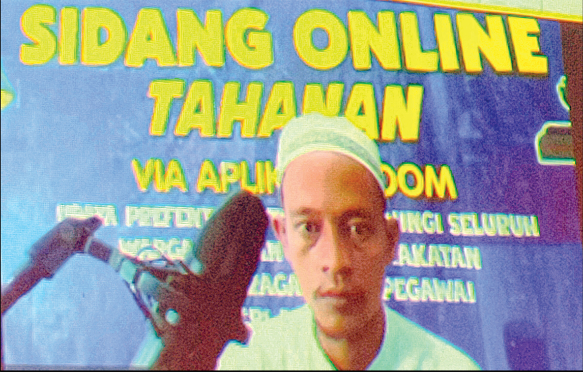 DIVONIS SEPULUH BULAN: Mochammad Abdul Ghofur menjalani sidang online kasus pencurian HP.