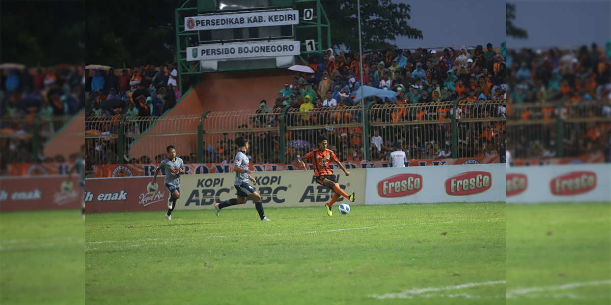 SIAPKAN UJI COBA: Persibo saat menjamu Persedikab Kediri, pekan depan bakal uji coba dengan Gresik United.