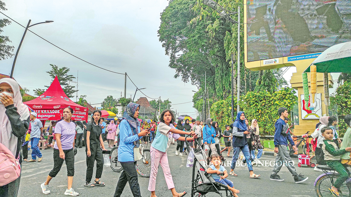 RAMADAN DILIBURKAN: Warga sedang CFD di Alun-Alun Bojonegoro sebelum Ramadan. Selama puasa ini diliburkan. (WAHYU DHANI ALFIANSYAH/RADAR BOJONEGORO)