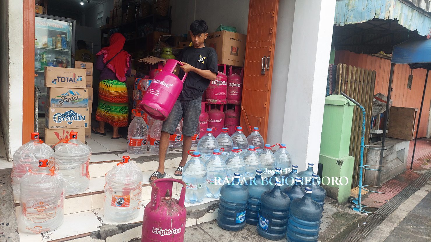 STOK ELPIJI: Penjual elpiji di salah satu pertokoan turut Kecamatan Cepu masih tersisa. Namun, sudah ada pemesannya. (LUKMAN HAKIM/RADAR BLORA)