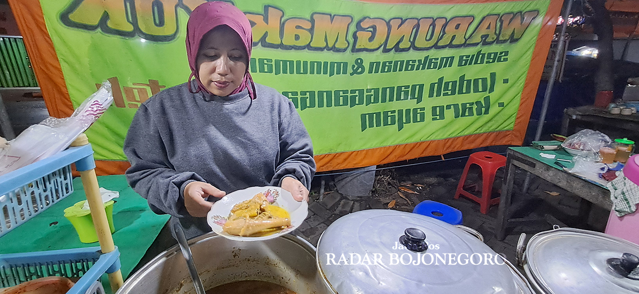 GENERASI KEDUA: Nikmatul Faziah berjualan kare ayam kampung meneruskan usaha orang tuanya. (GAMAL AYATULLAH/RADAR LAMONGAN)