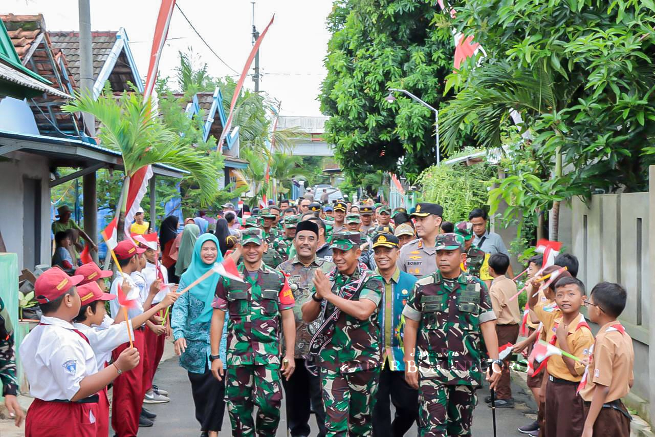 BERSINERGI: Pasukan TNI telah menyelesaikan program TMMD di Desa Brengkok, Kecamatan Brondong. Program ini bersinergi dengan Pemkab Lamongan. (HUMAS PEMKAB LAMONGAN FOR RADAR LAMONGAN)