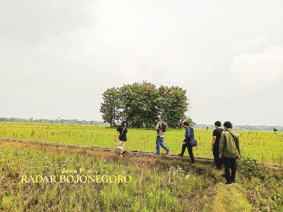 JEJAK PERADABAN: Pemerhati sejarah sedang menuju lokasi mesigit. (LUKMAN HAKIM/ RADAR BOJONEGORO)
